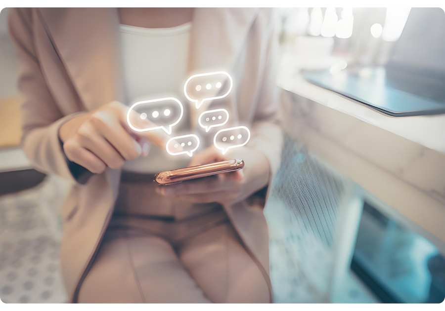 スマホからオンラインサロンにアクセスしている様子